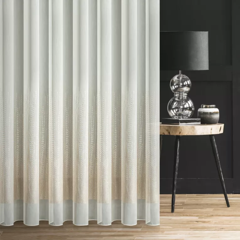 Firana szyta na taśmie fala FLORINDA kremowo złota nowoczesna z szerokim pasem błyszczących cekinów, wykończona obciążnikiem