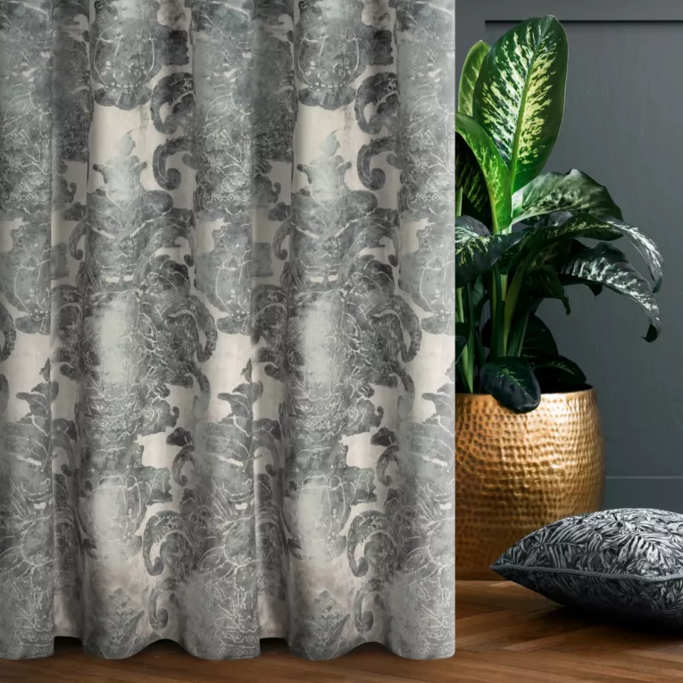 Zasłona szyta na taśmie fala srebrno niebieska z miękkiej, welwetowej tkaniny w duży wzór ornamentowy Italissima Eva Minge
