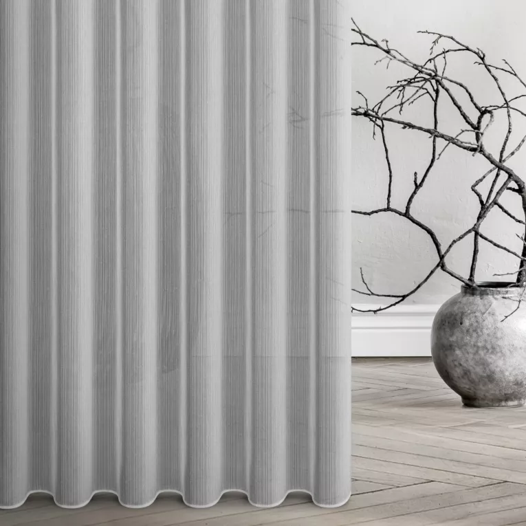 Firana szyta na taśmie 8 cm biała z delikatnej tkaniny typu deszczyk wykończona obciążnikiem