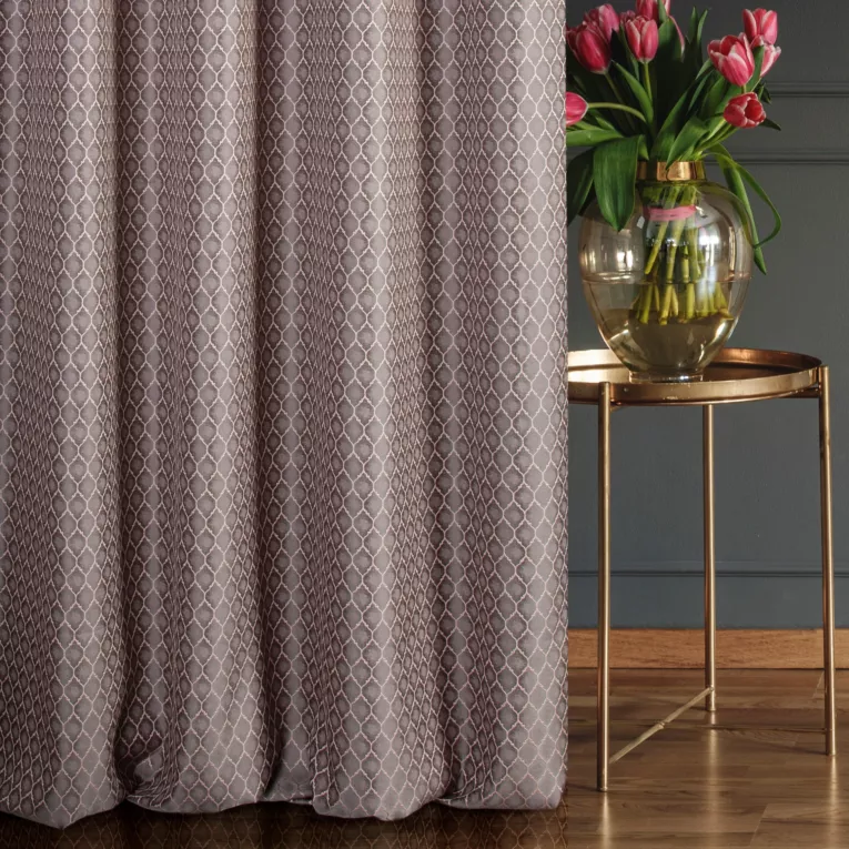 Zasłona szyta na taśmie 5 cm SHAVIA popielato pudrowa elegancka z modnym wzorem marokańskiej koniczyny i delikatnym cieniowaniem Italissima Eva Minge