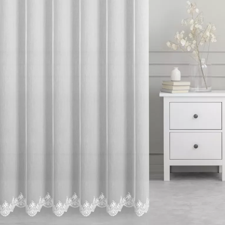 Firana szyta na taśmie fala biała z miękkiej tkaniny typu ADEN z efektem deszczyku, zdobiona dołem haftem