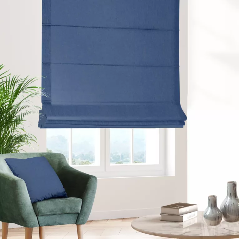 Roleta rzymska niebieska z gładkiej zaciemniającej tkaniny typu dimout