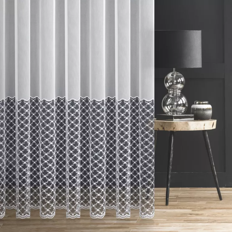 Firana szyta na taśmie 8 cm RAQUEL biało szara z delikatnej matowej tkaniny z szerokim haftowanym pasem Italissima Eva Minge