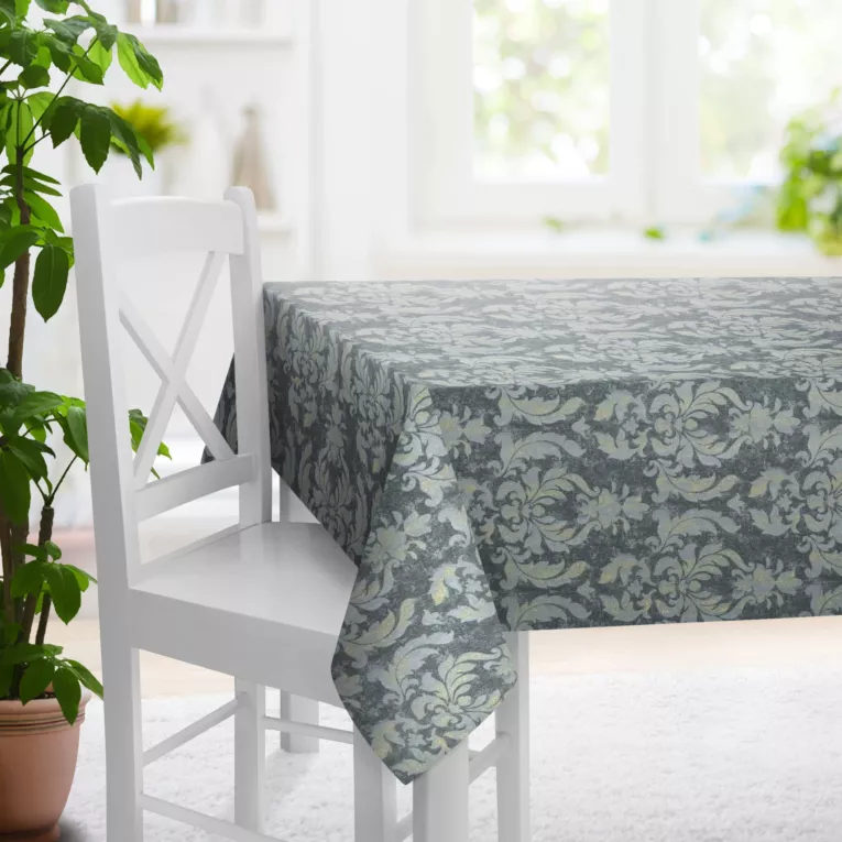 Obrus szyty niebiesko złoty z miękkiej tkaniny w ornamentowy wzór