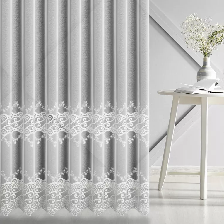 Firana szyta na flexach biała z matowej markizety zdobionej dwoma pasami aplikacji