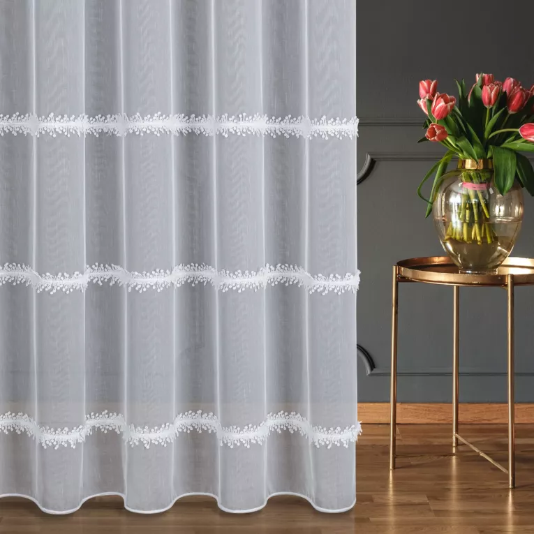 Firana szyta na tunelu biała z tkaniny typu aden zdobiona aplikacją wykończona obciążnikiem