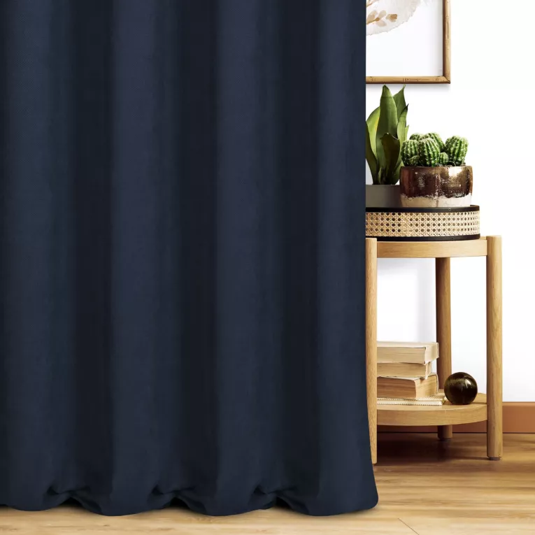Zasłona szyta na taśmie 8 cm granatowa z miękkiej tkaniny o welurowej strukturze