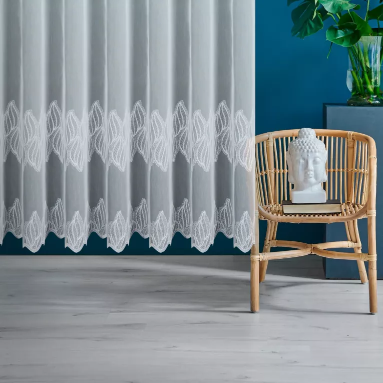 Firana szyta na taśmie 5 cm biała z matowej tkaniny z efektem deszczyku zdobionej haftem w formie poziomych pasów