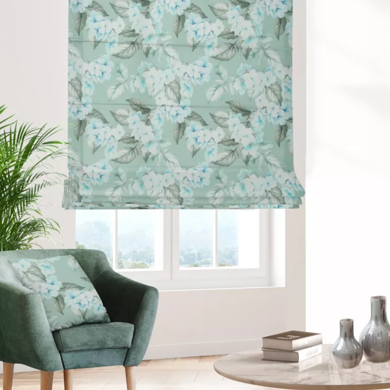 Roleta rzymska miętowa z tkaniny o naturalnym splocie z kwiatowym wzorem