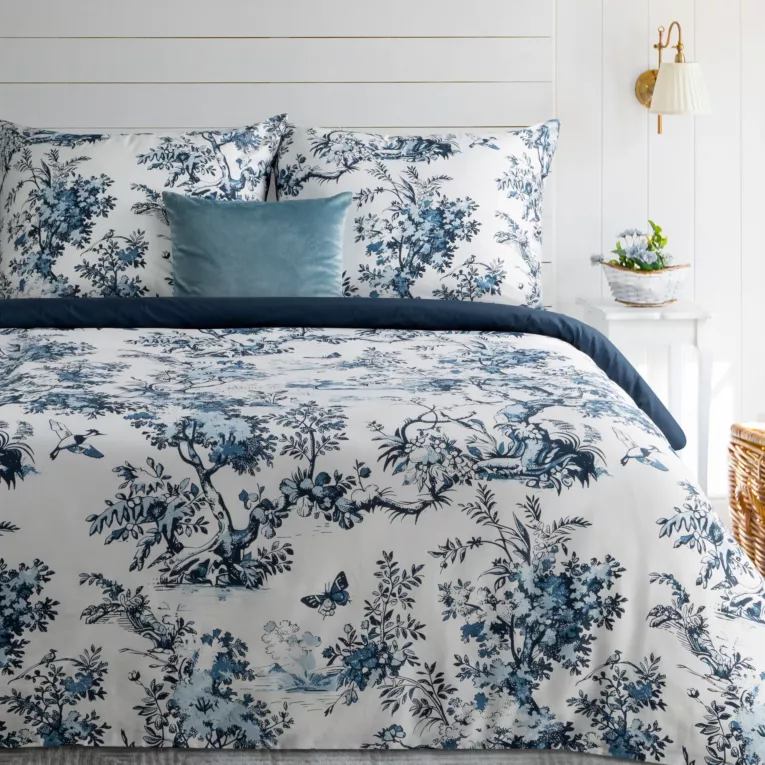 Pościel 160x200 cm komplet 3 częściowy satyna bawełniana kolor biały, ciemnogranatowy z motywem roślinnym SPRING 86 Eurofirany