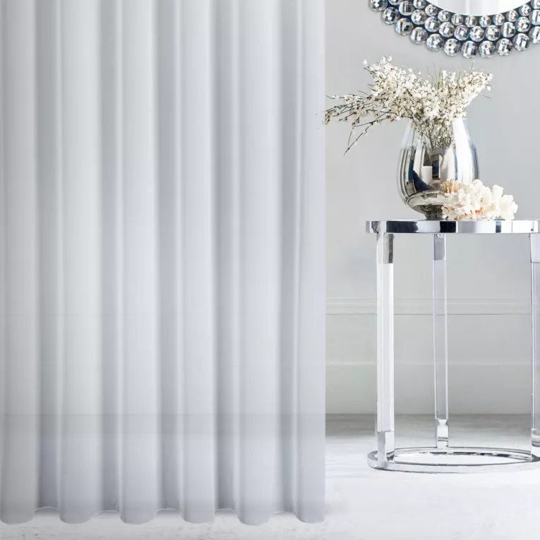 Firana szyta na taśmie fala biała z połyskującej tkaniny o charakterystycznym jodełkowym wzorze, wykończona obciążnikiem