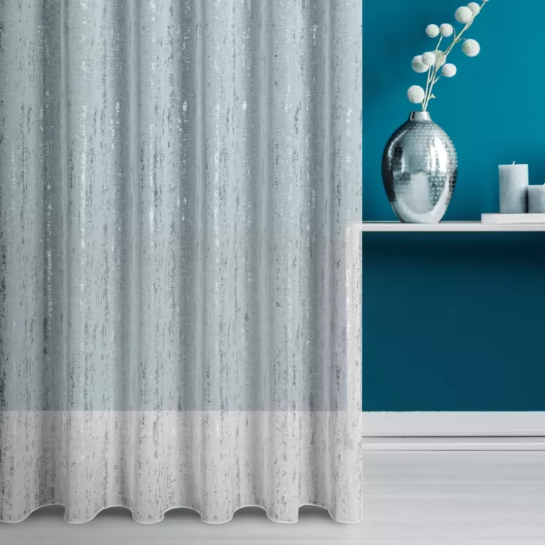 Firana szyta na taśmie 8 cm biało srebrna z matowej etaminy ozdobionej nieregularnym, połyskliwym nadrukiem, wykonczona obciążnikiem Italissima Eva Minge