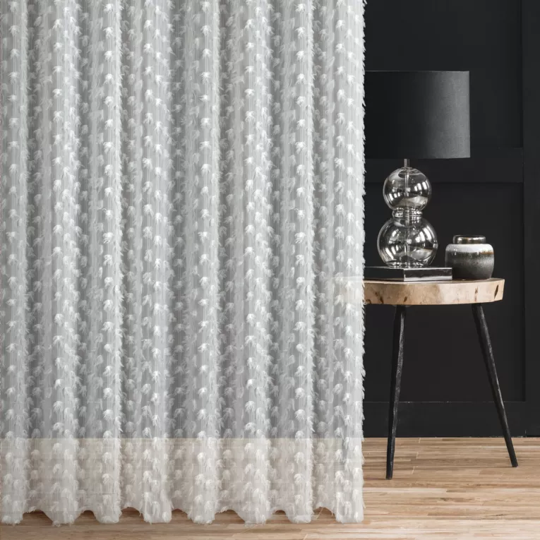 Zasłona szyta na taśmie fala kremowa z delikatnej tkaniny z aplikacją i haftem