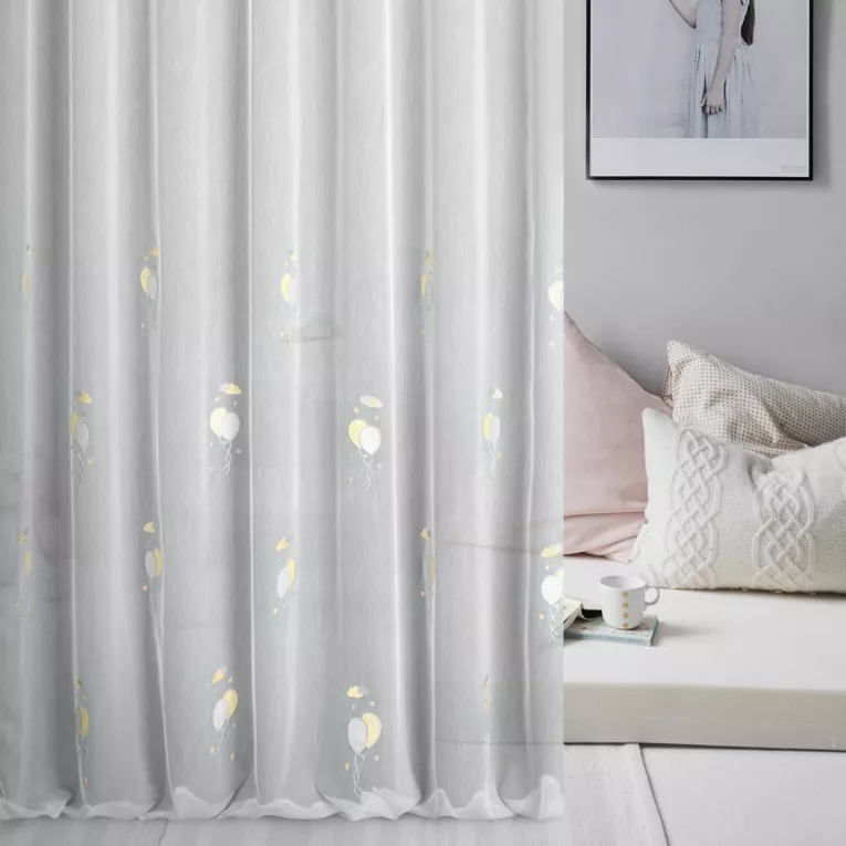 Tkanina firanowa z gatunku peru zdobiona dziecięcą aplikacją Eurofirany