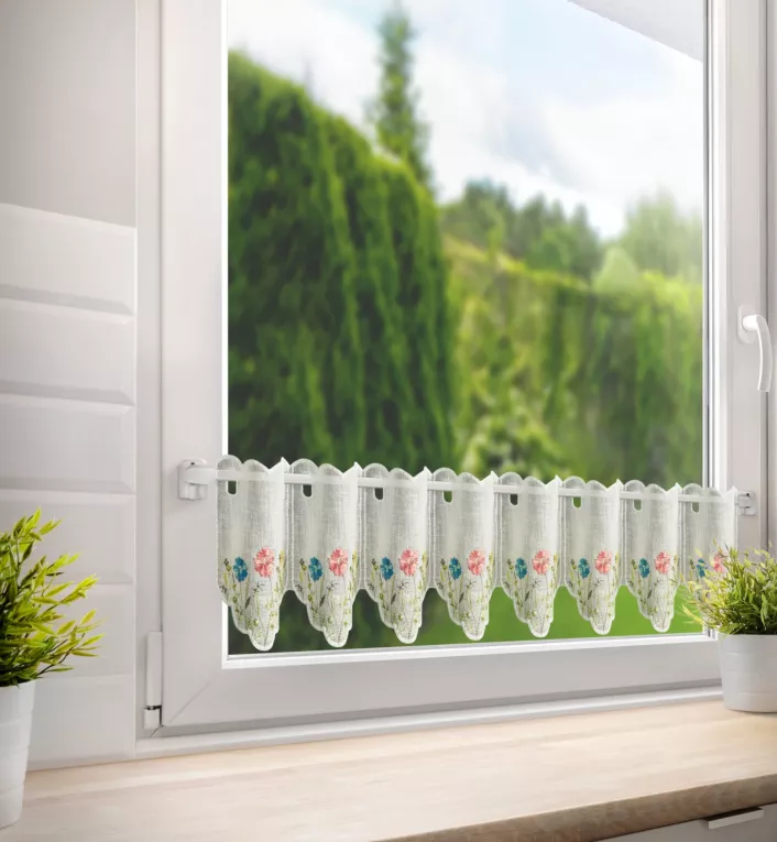 Tkanina firanowa zazdrostka z etaminy z haftowanym wzorem letnich kwiatów Eurofirany