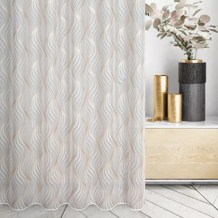 Firana szyta na flexach biało złota z tkaniny typu BATYST z delikatnie połyskującym, geometrycznym nadrukiem na całości tkaniny, wykończona obciążnikiem