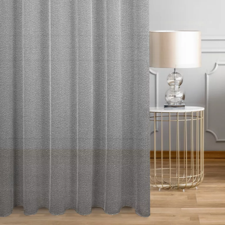 Firana szyta na taśmie 8 cm kremowo srebrna z eleganckiej siatki w stylu glamour z połyskliwą nicią, wykończona obciążnikiem Italissima Eva Minge