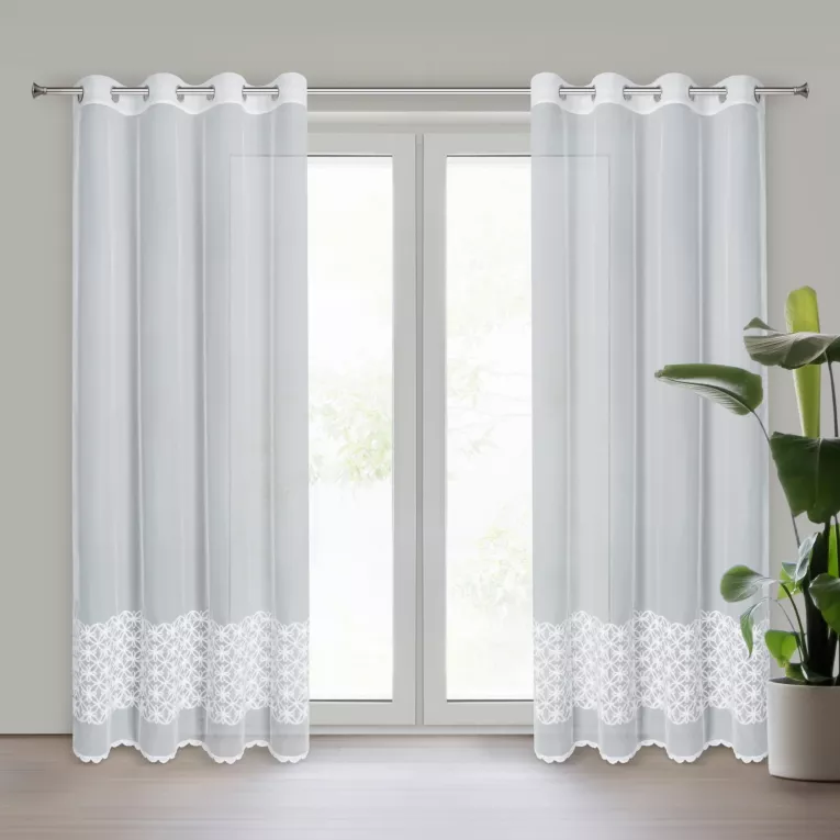 Dekoracja okienna biała z gładkiej tkaniny zdobiona pasem aplikacji w kwiaty 140x250 cm przelotka LIWIA EVA MINGE Eurofirany