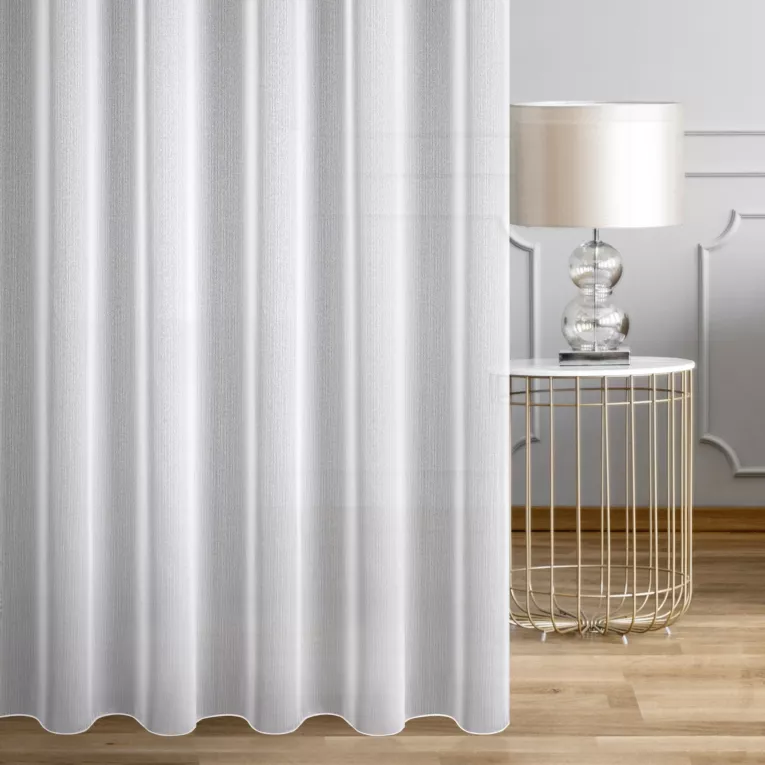 Firana szyta na taśmie 8 cm TANYA biała matowa z efektem drobnych pionowych nitek, wykończona obciążnikiem