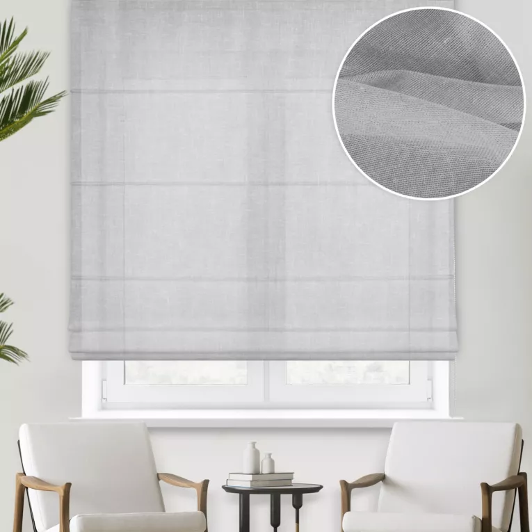 Roleta rzymska popielata z grubej, matowej tkaniny o naturalnym splocie wykończona obciążnikiem