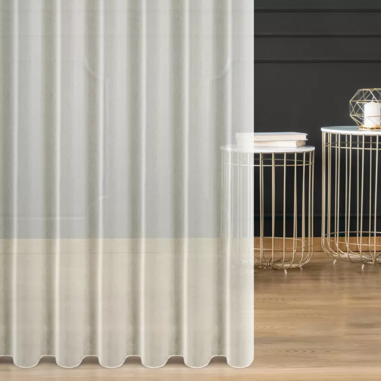 Firana szyta na przelotkach naturalna z miękkiej tkaniny o lekkim splocie i delikatnym połysku, wykończona obciążnikiem