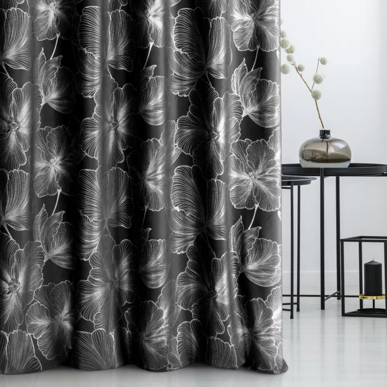Zasłona szyta na taśmie fala czarno srebrna z tkaniny welwetowej zdobionej delikatnie połyskującym drukiem