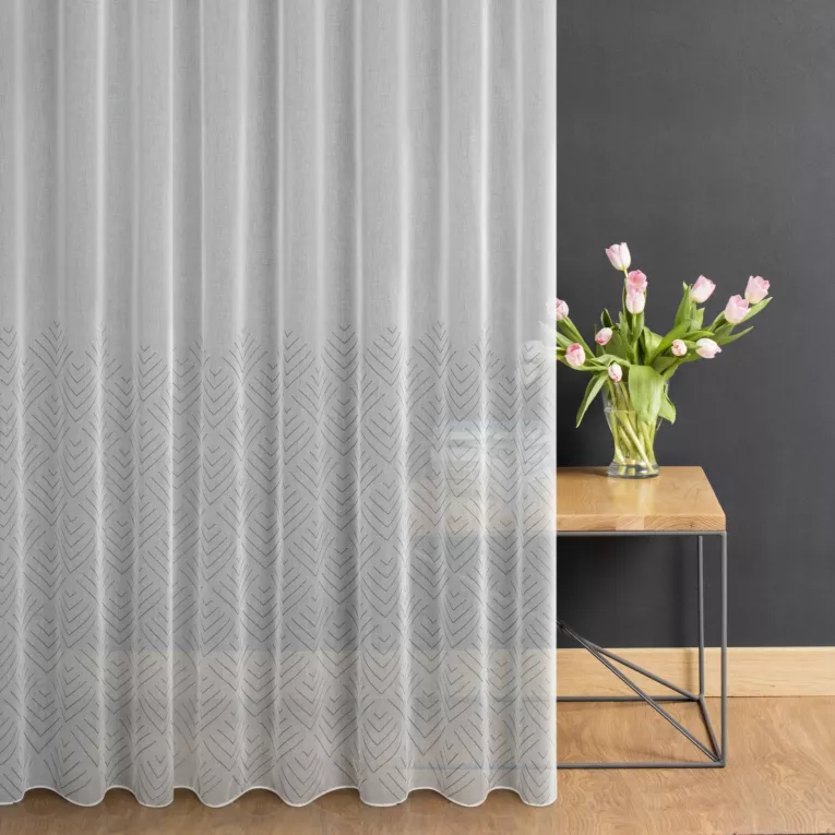 Firana szyta na tunelu biało popielata z eleganckiej etaminy w drukowany, modny, geometryczny wzór