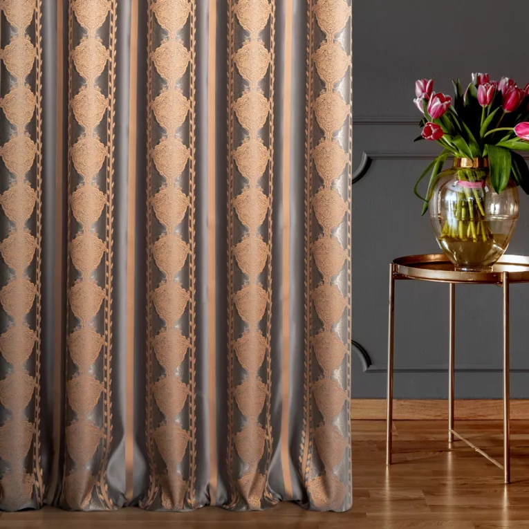 Zasłona szyta na przelotkach popielato miedziana elegancka z pasowym wzorem ornamentowym i połyskliwą nicią Italissima Eva Minge