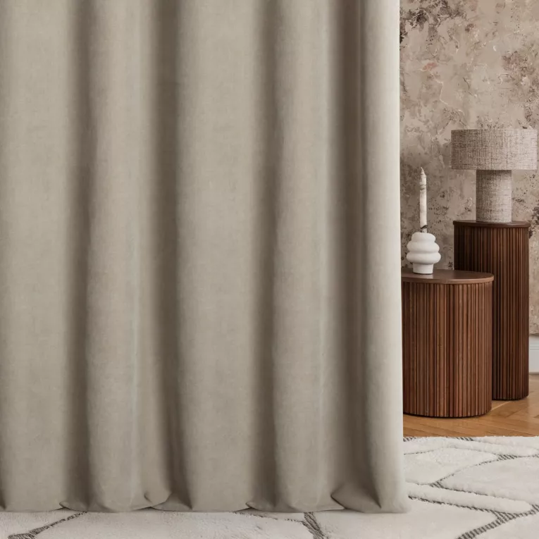 Zasłona szyta na flexach jasnobrązowo ciemnobeżowa z dwustronnej tkaniny zaciemniającej 100% blackout, o strukturze weluru