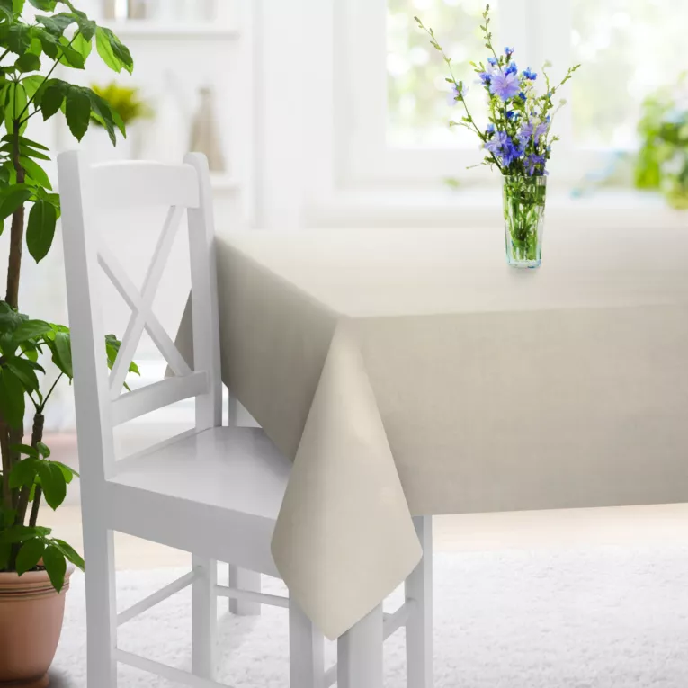 Obrus szyty beżowy z gładkiej tkaniny typu Blackout zaciemniającej 100%