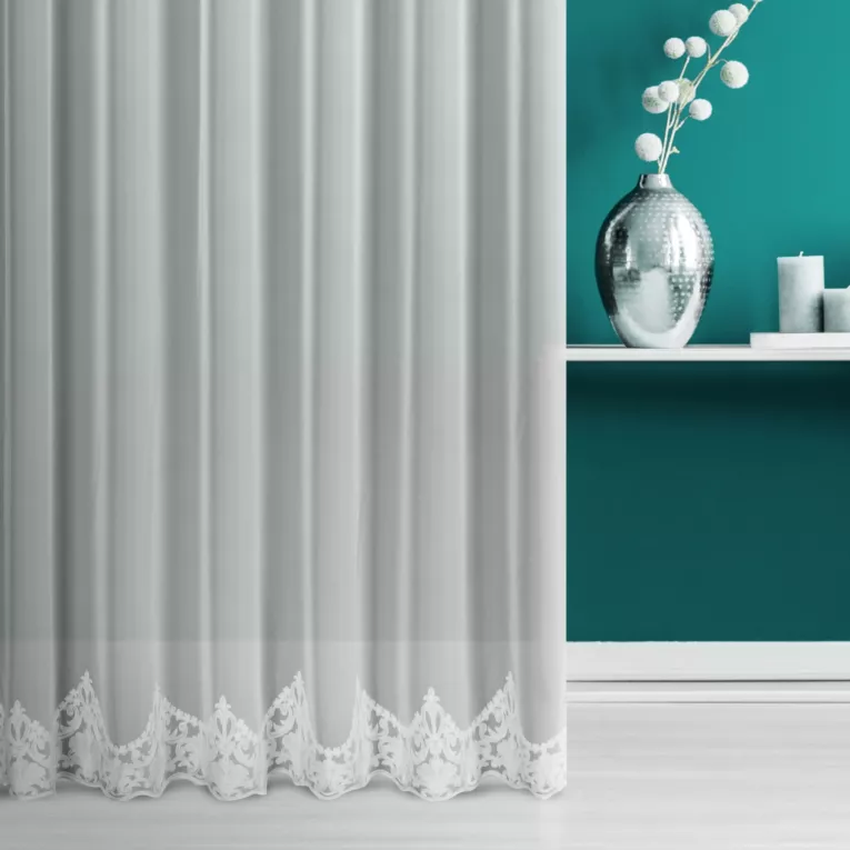 Firana szyta na przelotkach biała z miękkiej, matowej krepy zdobionej łańcuszkowym haftem z wzorem ornamentowym