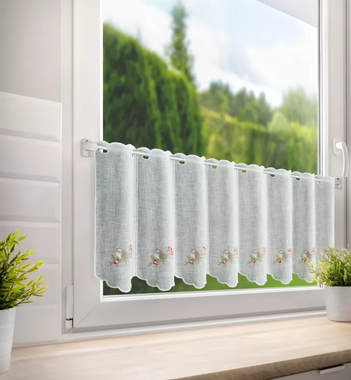 Tkanina firanowa zazdrostka z etaminy zdobiona haftowanymi kwiatami z ptaszkiem Eurofirany