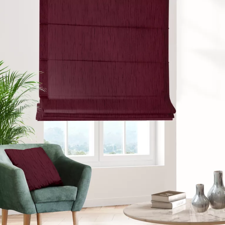 Roleta rzymska bordowa z tkaniny welwetowej w pionowe prążki, wykończona obciążnikiem