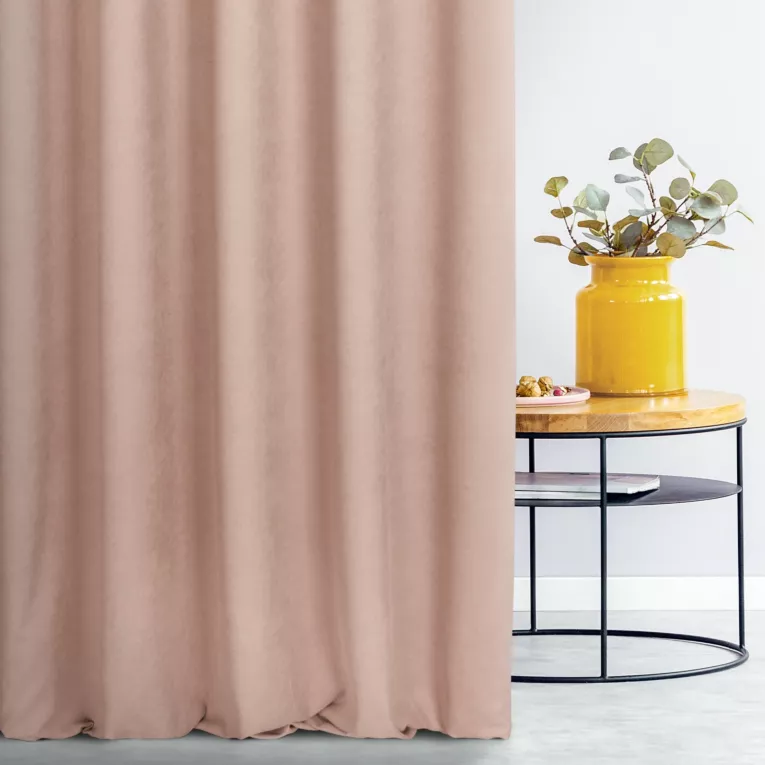 Zasłona szyta na przelotkach ADESSA pudrowo różowa z miękkiej tkaniny o welurowej strukturze