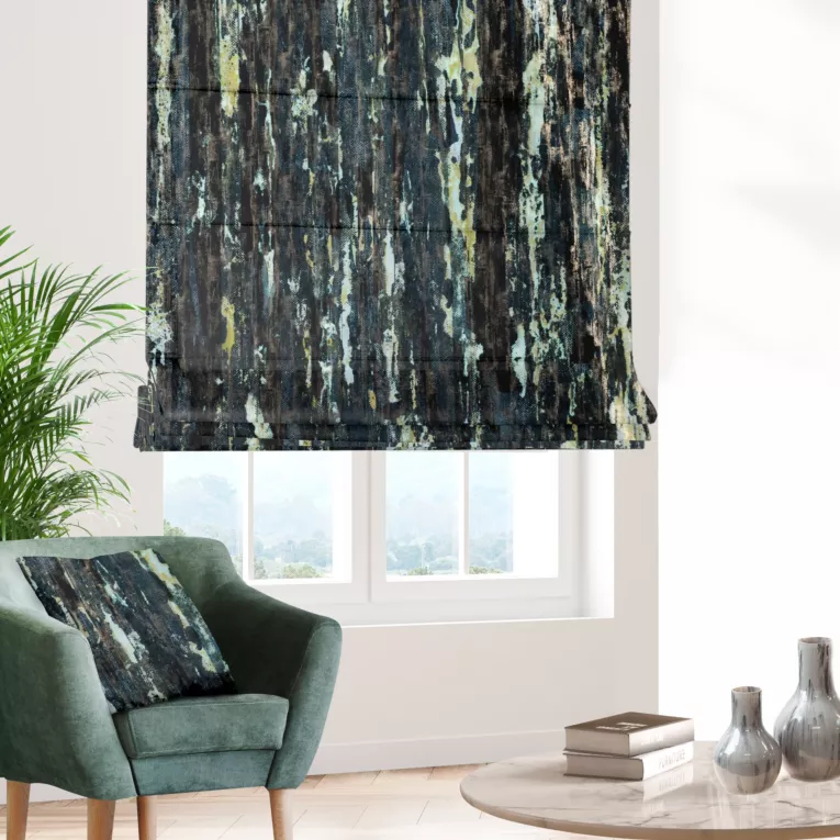 Roleta rzymska granatowo czarna miękka, welwetowa, z przecieranym wzorem i błyszczącym złocistym nadrukiem