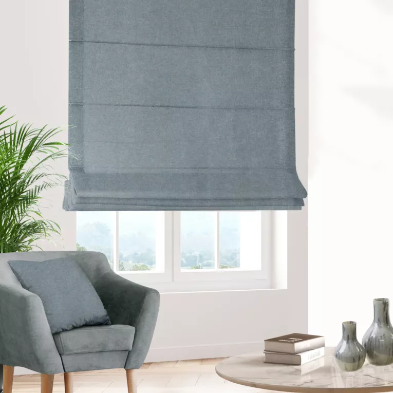 Roleta rzymska niebieska z gładkiej, zaciemniającej tkaniny z wyraźnym splotem