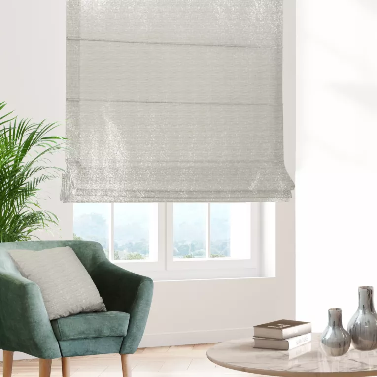 Roleta rzymska JULIETT jasnobeżowa z eleganckiej połyskującej tkaniny przetykanej lureksową nicią