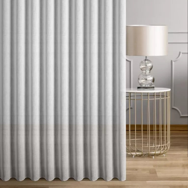 Firana szyta na flexach biała gęsto tkana o naturalnym wyglądzie z połyskliwą nicią, wykończona obciążnikiem