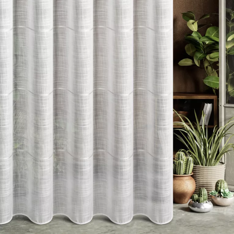 Firana szyta na przelotkach biała z matowej miekkiej etaminy ozdobionej cienkimi paseczkami, wykończona obciążnikiem