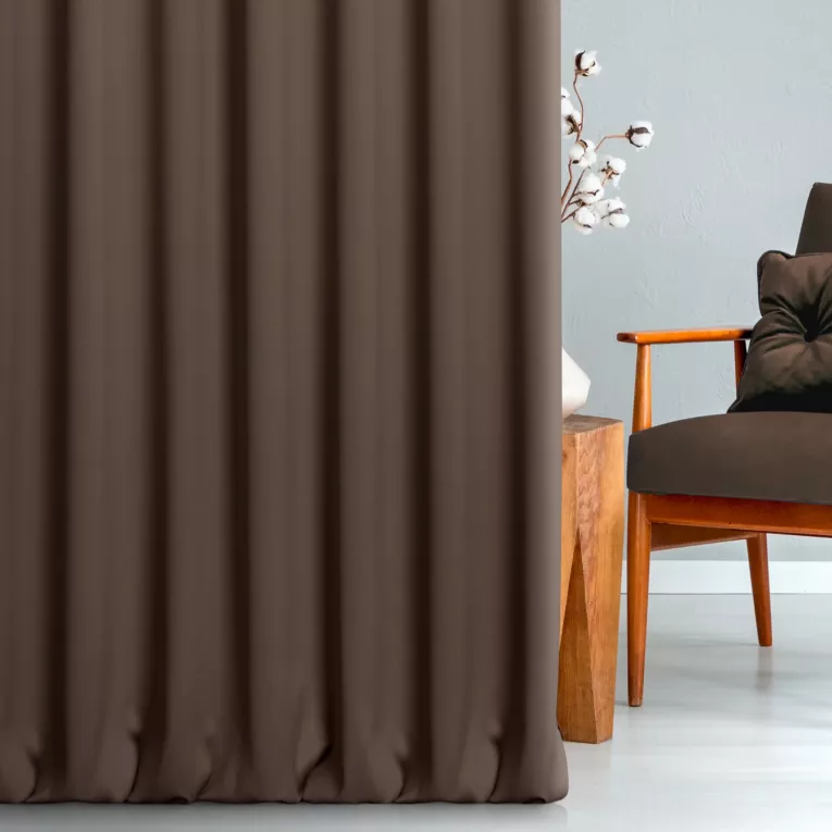 Zasłona szyta na flexach brązowa z gładkiej zaciemniającej tkaniny typu dimout