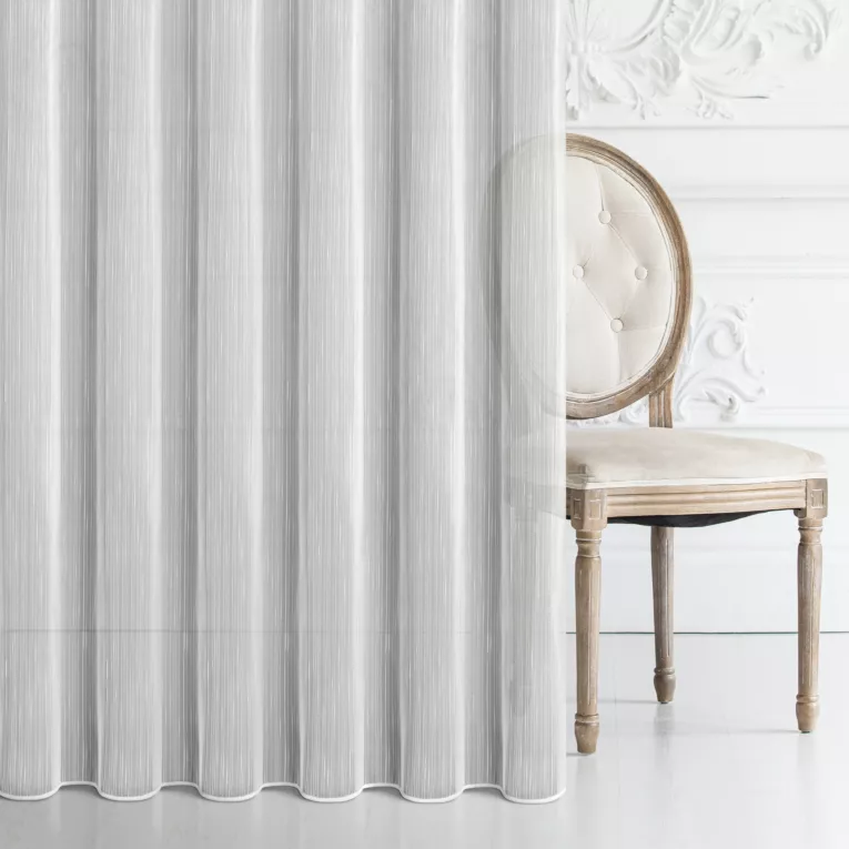Tkanina firanowa z efektem deszczyku z pionowymi prążkami, wykończona obciążnikiem Eurofirany