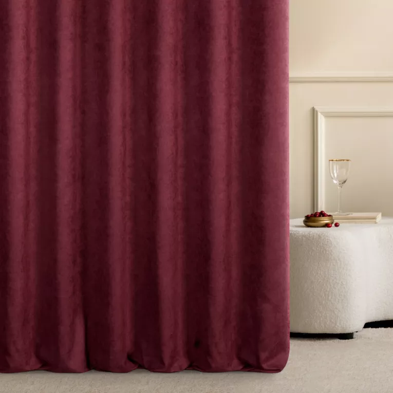 Zasłona szyta na taśmie fala DORA - HIT burgundowa z miękkiej tkaniny o welurowej strukturze