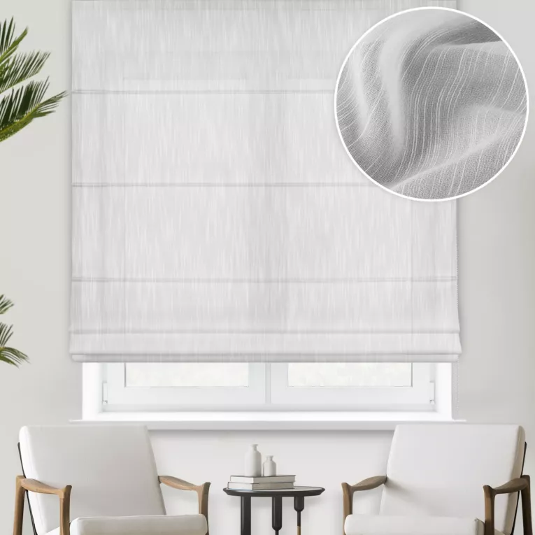 Roleta rzymska biała z delikantej, lejącej tkaniny z efektem deszczyku w postaci pionowych, nieregularnych linii, wykończona obciążnikiem