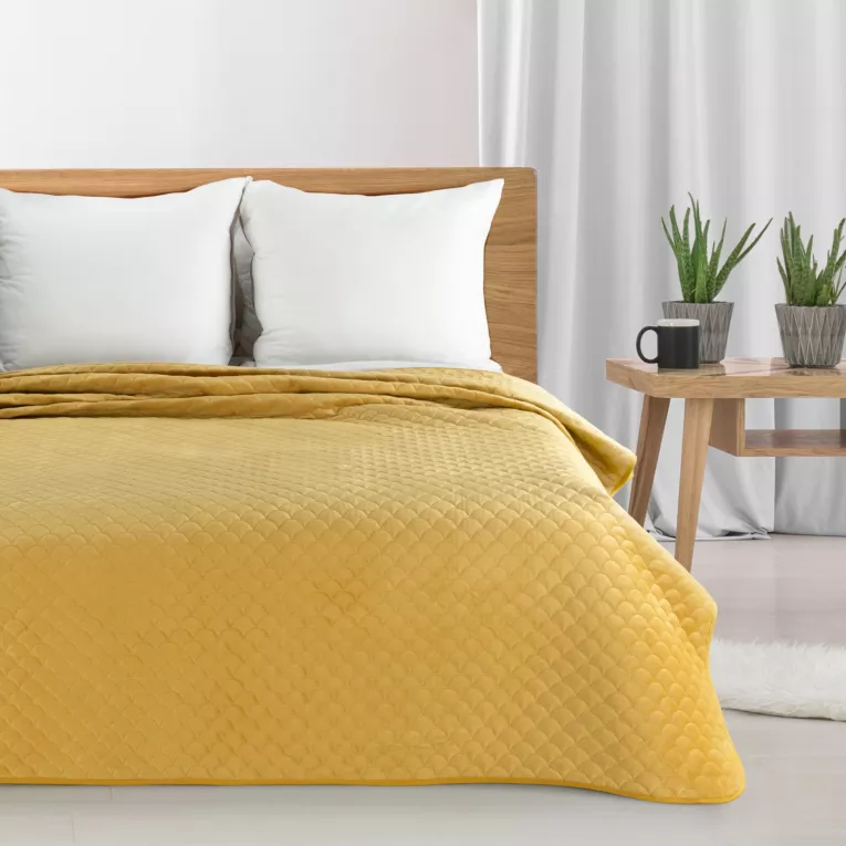 Narzuta welwetowa musztardowa 170x210 cm pikowana metodą hot press z motywem rybiej łuski ARIEL EUROFIRANY CLASSIC