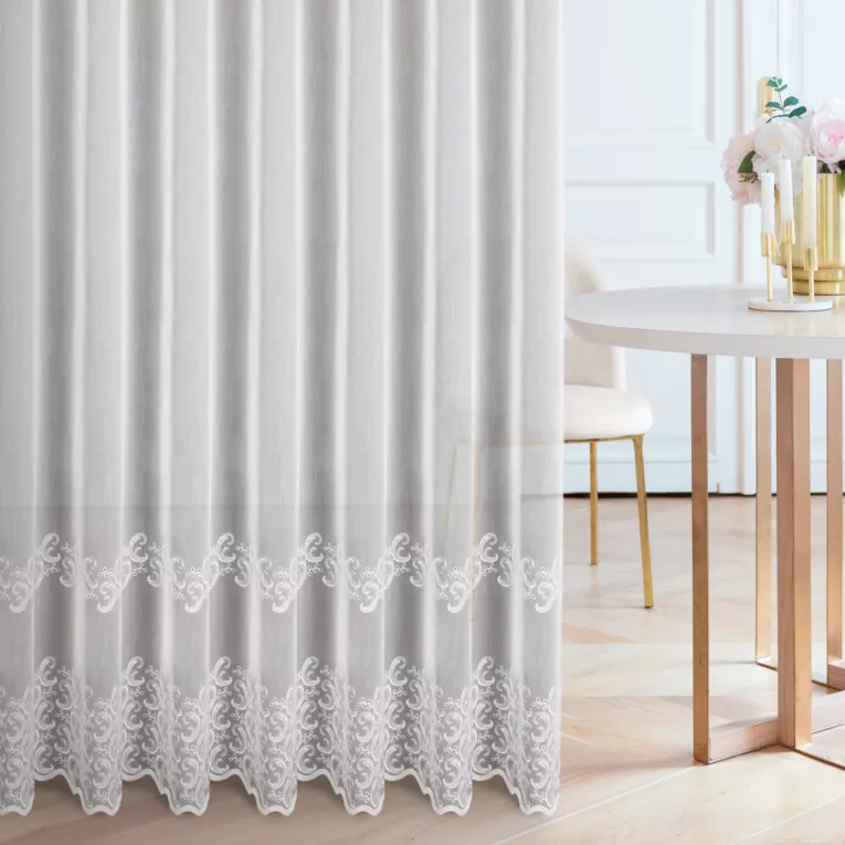 Firana szyta na tunelu biała z matowej tkaniny ozdobionej ornamentowym haftem z efektem ażuru