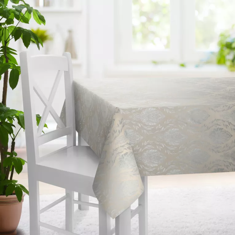 Obrus szyty kremowo srebrny z szenilowej tkaniny w klasyczny wzór ornamentowy przetykany błyszczącą nicią Italissima Eva Minge