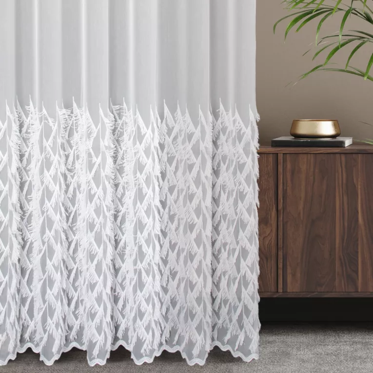 Firana szyta na tunelu biała z delikatnej tkaniny typu adem zdobionej frędzlowym haftem