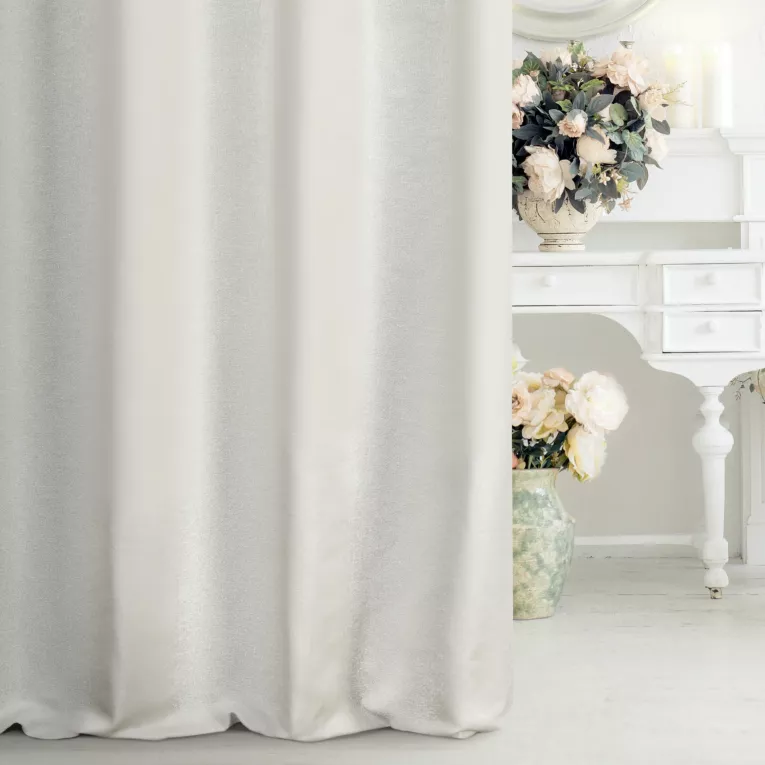 Zasłona szyta na przelotkach SORENTO kremowo srebrna z tkaniny w szerokie połyskliwe pasy