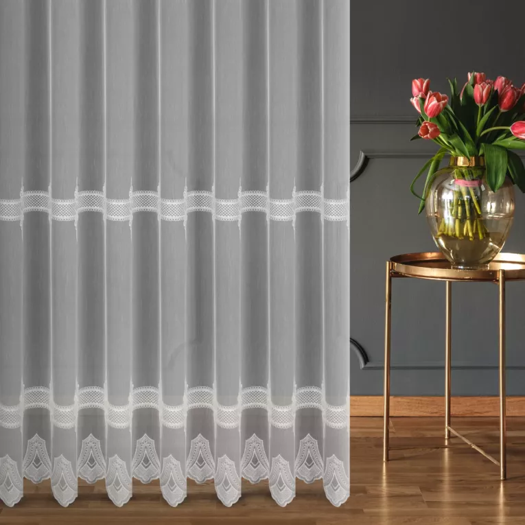 Firana szyta na taśmie 5 cm biała z matowej tkaniny typu ADEN z efektem deszczyku, zdobionej ornamentowym haftem