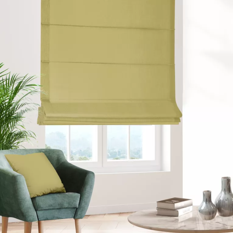 Roleta rzymska musztardowo oliwkowa z gładkiej tkaniny zaciemniającej typu blackout